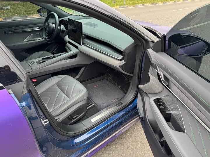 Фото 14 - Zeekr 001