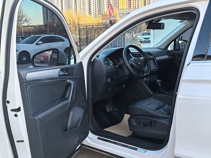 Фото 12 - Volkswagen Tiguan L Pro