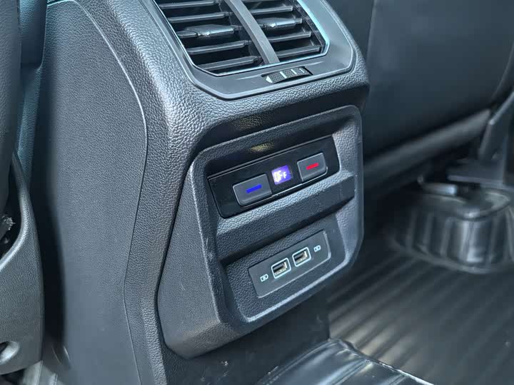 Фото 17 - Volkswagen Tiguan L Pro