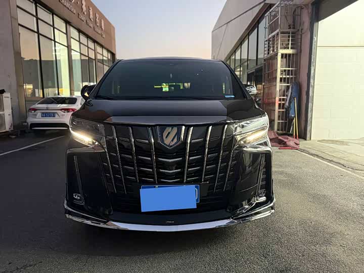 Фото 3 - Toyota Alphard