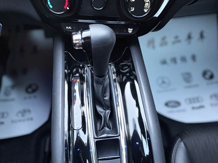 Фото 8 - Honda Vezel