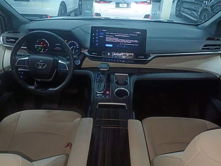 Фото 10 - Toyota Sienna