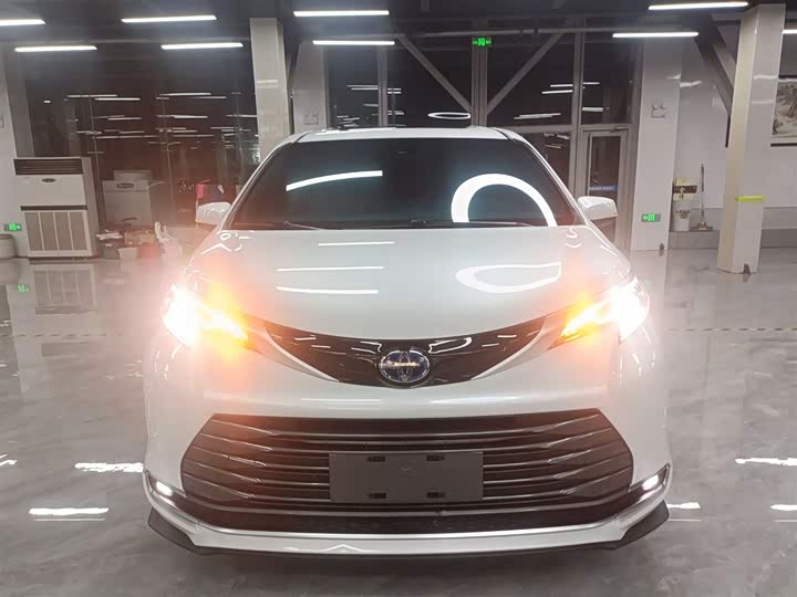 Фото 3 - Toyota Sienna