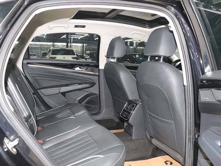 Фото 13 - Volkswagen Passat