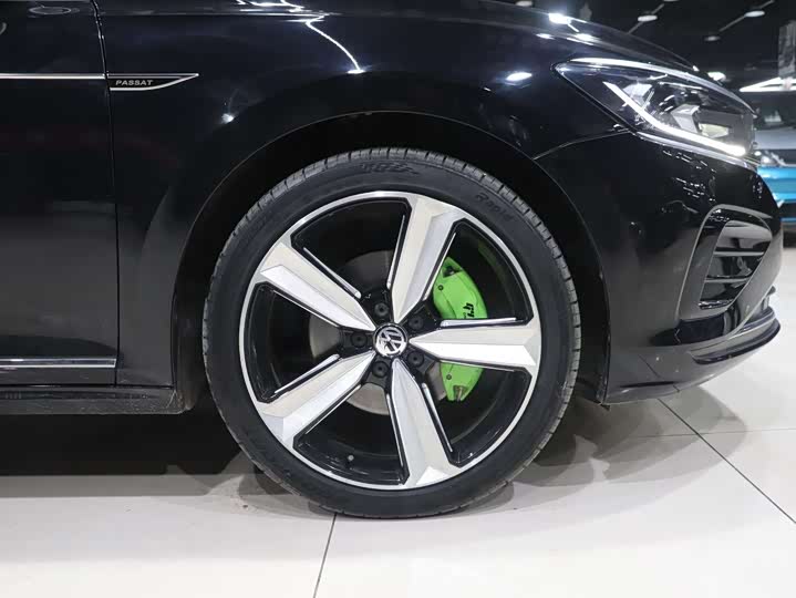 Фото 14 - Volkswagen Passat