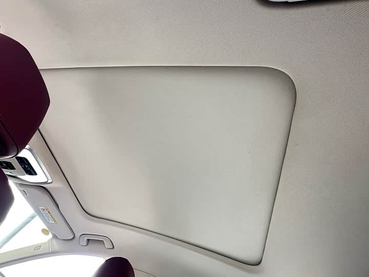 Фото 14 - Hongqi H5