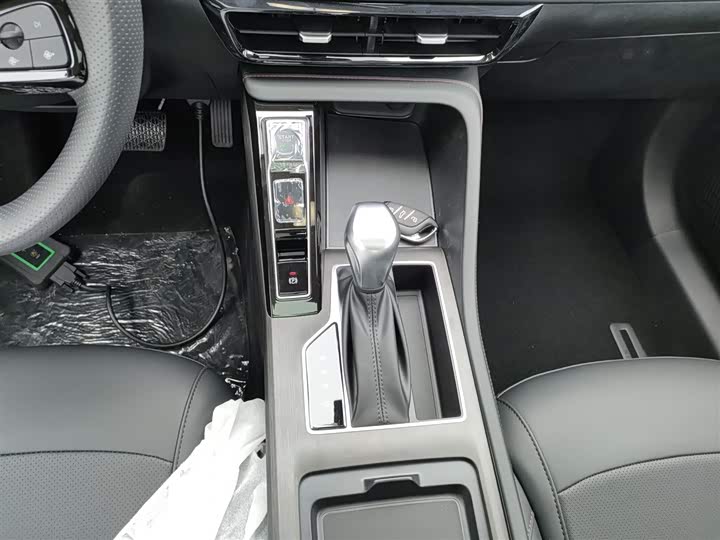 Фото 14 - Roewe i5