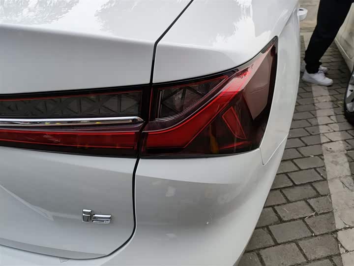 Фото 8 - Roewe i5