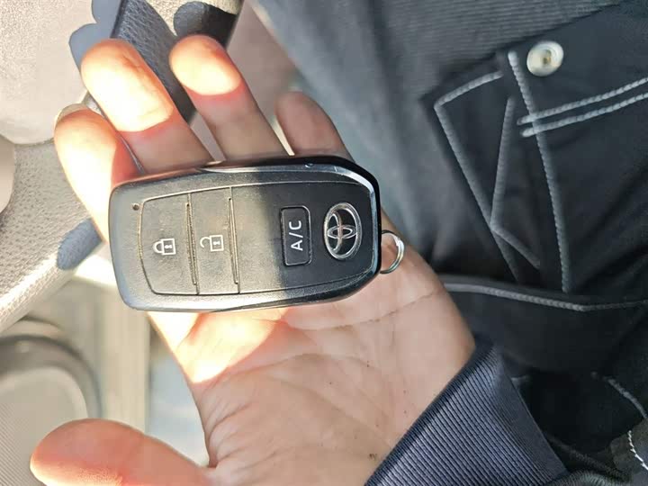 Фото 11 - Toyota bZ4X