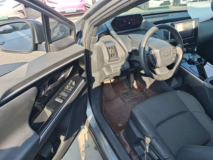 Фото 13 - Toyota bZ4X