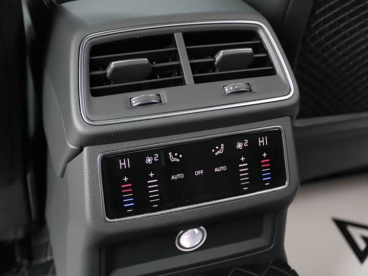 Фото 14 - Audi A6L