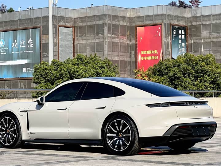 Фото 12 - Porsche Taycan