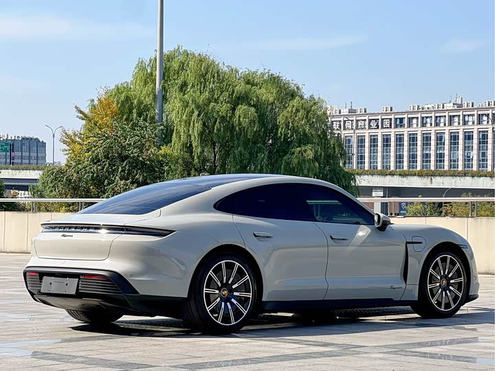 Фото 13 - Porsche Taycan