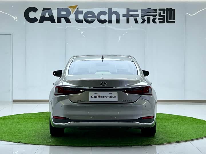 Фото 10 - Lexus ES