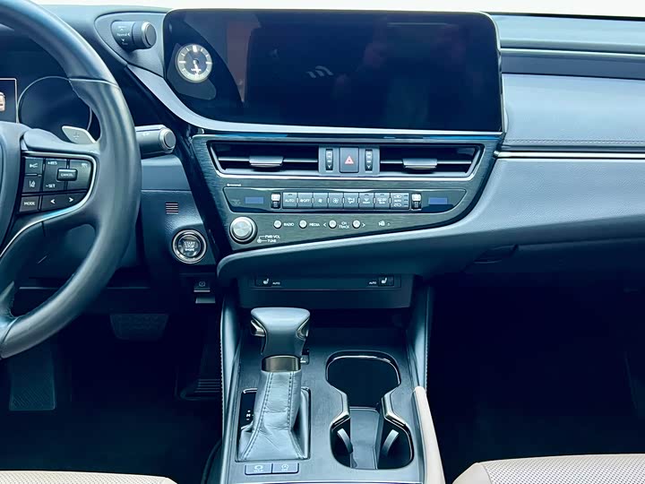 Фото 12 - Lexus ES