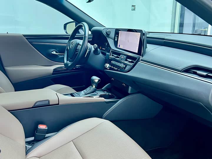 Фото 16 - Lexus ES