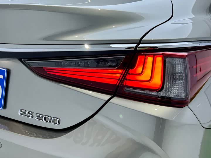 Фото 17 - Lexus ES