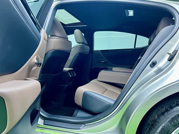 Фото 6 - Lexus ES