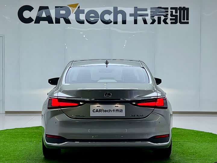 Фото 9 - Lexus ES