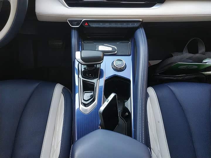 Фото 14 - Geely Monjaro