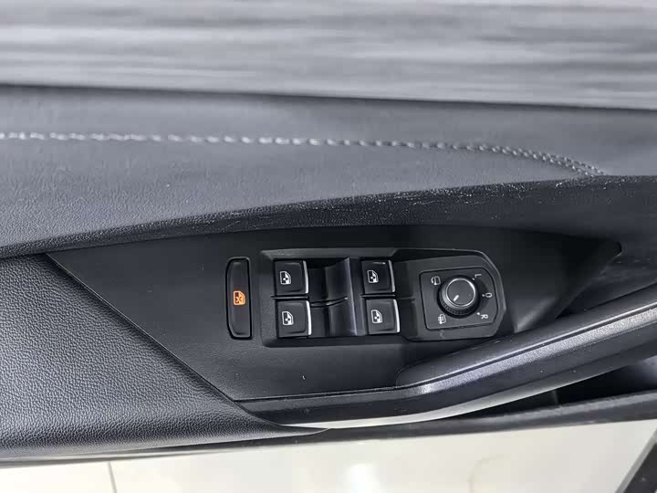 Фото 8 - Volkswagen Sagitar L