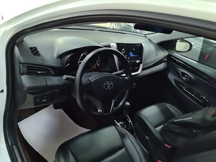 Фото 10 - Toyota Yaris L Hatchback