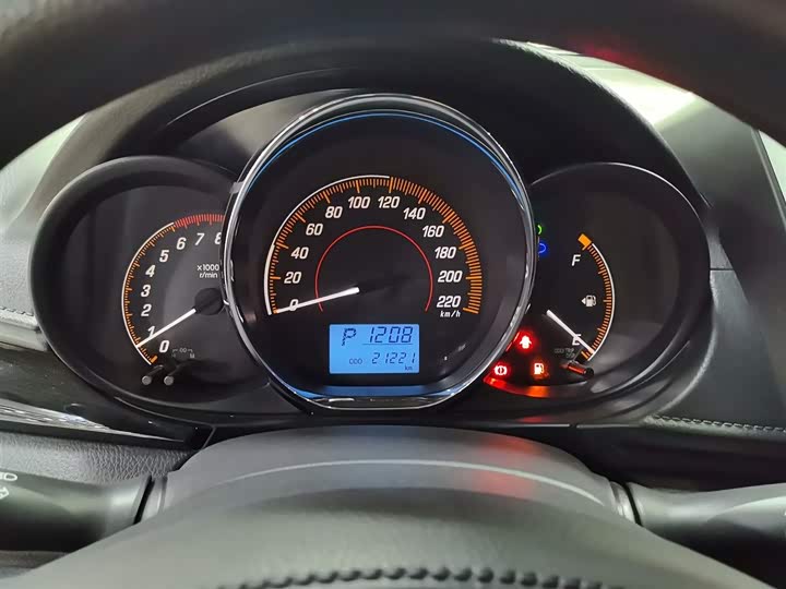 Фото 12 - Toyota Yaris L Hatchback