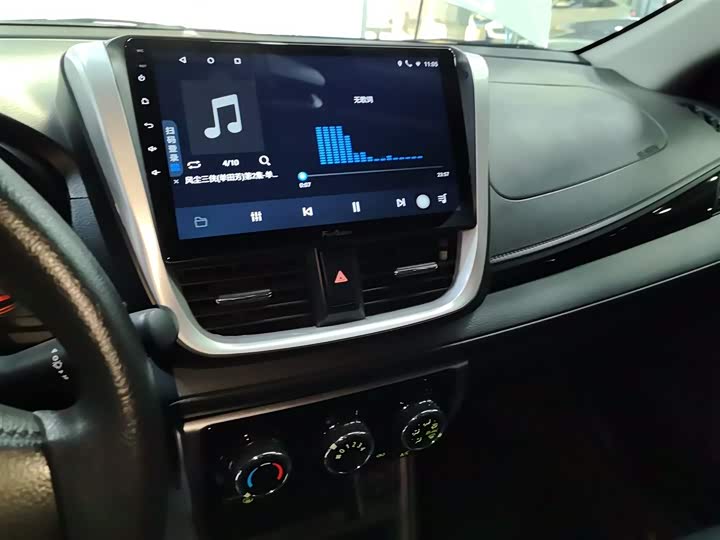 Фото 13 - Toyota Yaris L Hatchback