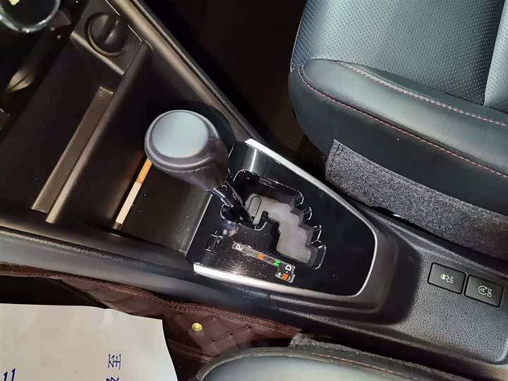 Фото 14 - Toyota Yaris L Hatchback