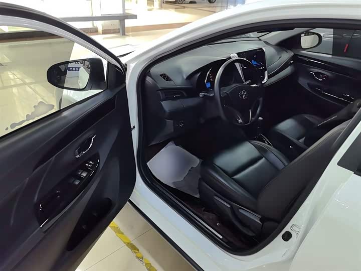 Фото 16 - Toyota Yaris L Hatchback