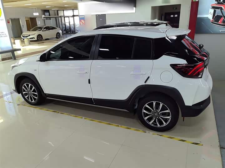 Фото 5 - Toyota Yaris L Hatchback