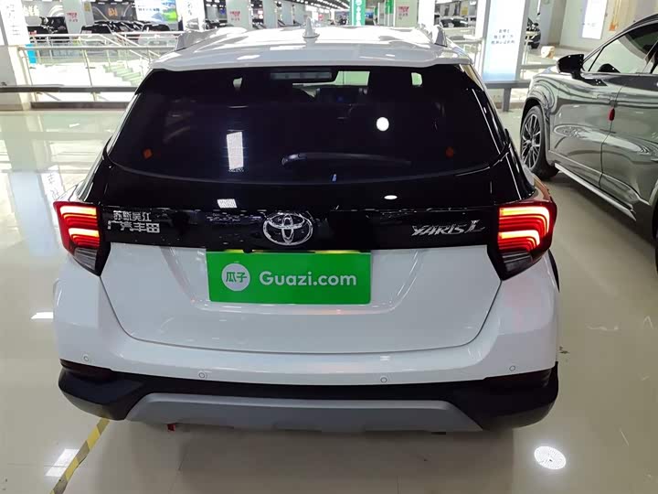 Фото 6 - Toyota Yaris L Hatchback