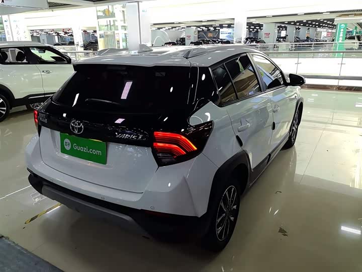 Фото 7 - Toyota Yaris L Hatchback