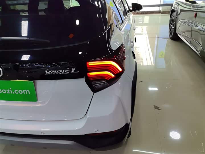 Фото 8 - Toyota Yaris L Hatchback