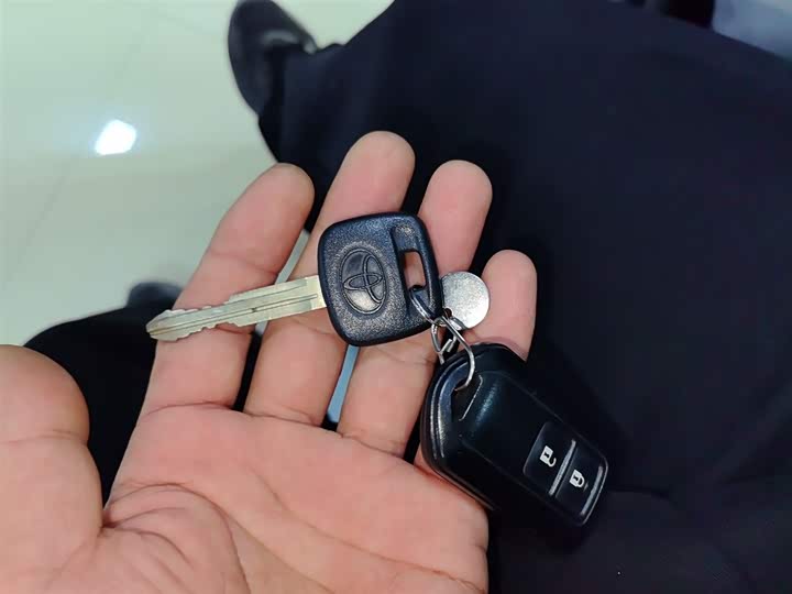 Фото 9 - Toyota Yaris L Hatchback