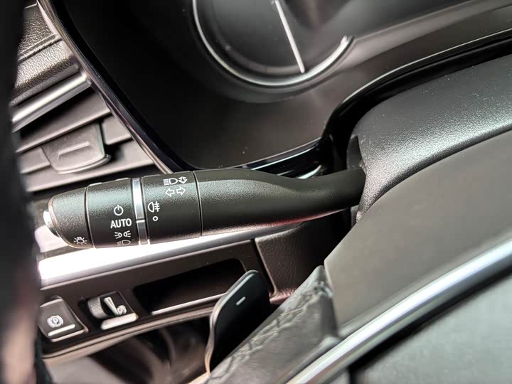 Фото 18 - Cadillac XT5