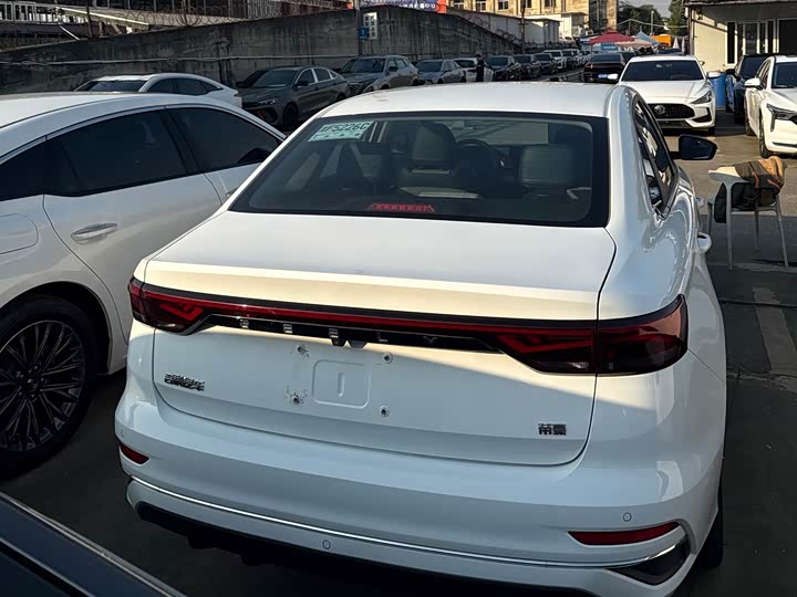 Фото 9 - Geely Emgrand