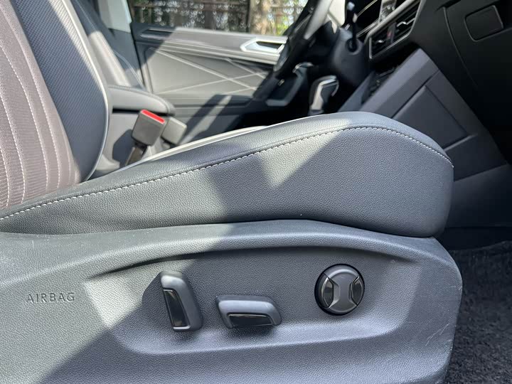 Фото 18 - Volkswagen Tiguan L Pro