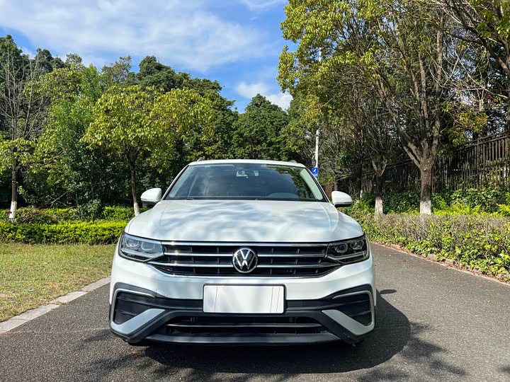 Фото 2 - Volkswagen Tiguan L Pro