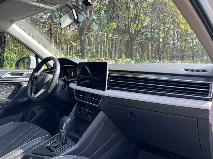 Фото 20 - Volkswagen Tiguan L Pro