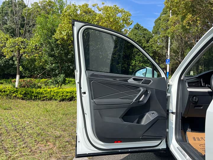 Фото 21 - Volkswagen Tiguan L Pro