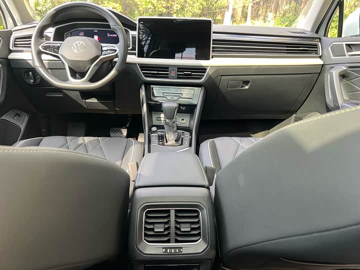 Фото 24 - Volkswagen Tiguan L Pro