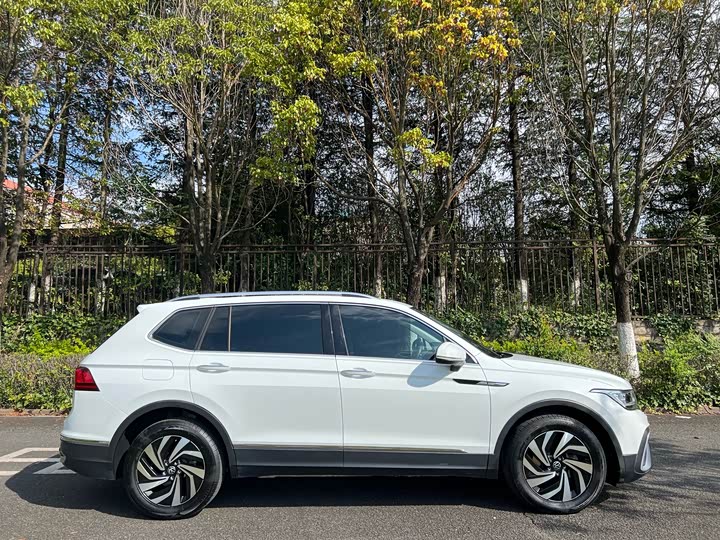 Фото 7 - Volkswagen Tiguan L Pro