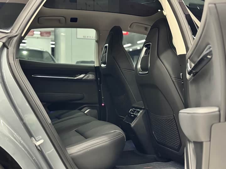 Фото 11 - Zeekr 001