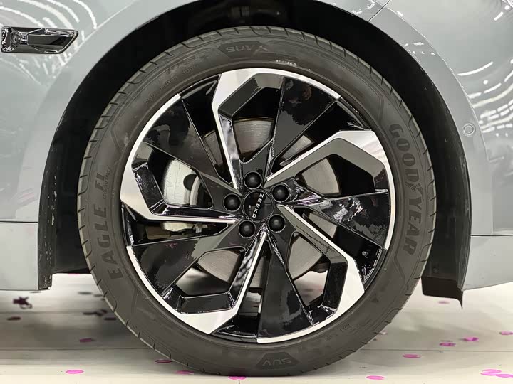 Фото 21 - Zeekr 001