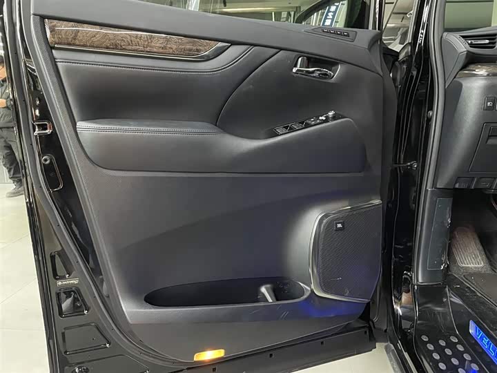 Фото 13 - Toyota Vellfire