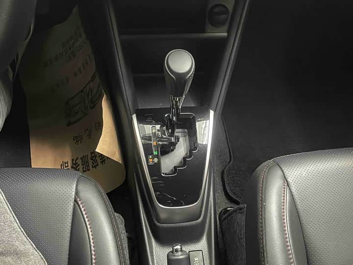 Фото 10 - Toyota Yaris L Hatchback