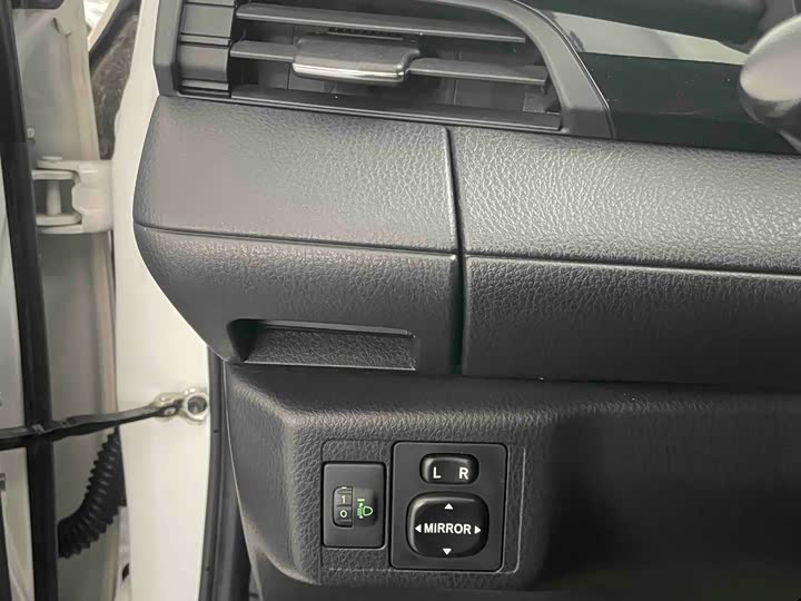 Фото 13 - Toyota Yaris L Hatchback