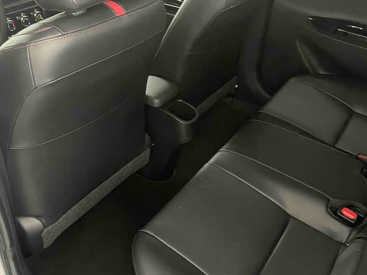 Фото 19 - Toyota Yaris L Hatchback