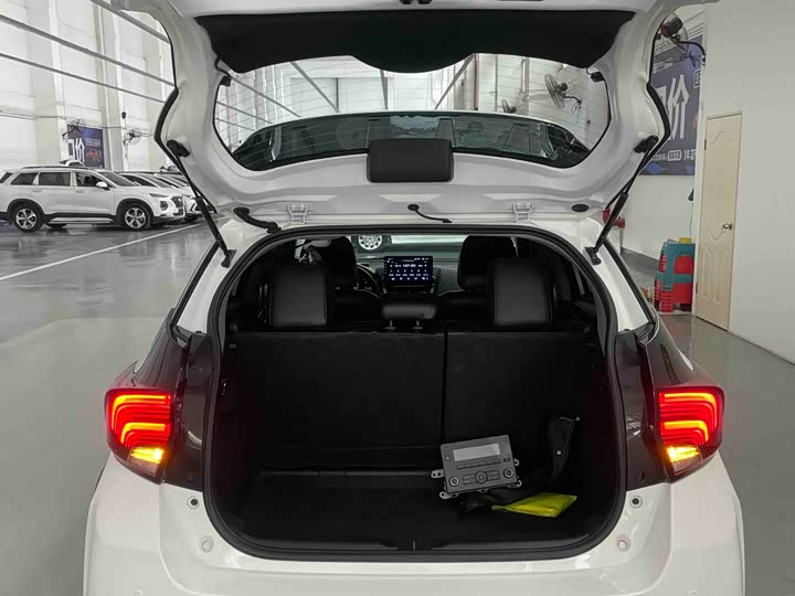 Фото 23 - Toyota Yaris L Hatchback